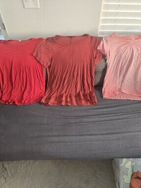 Green Envelope Short Sleeve Ruffle Hem Top - Coral/Red Shades